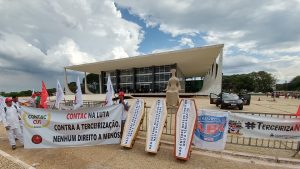 Caixões simbolizam morte de trabalhador com liberação da terceirização